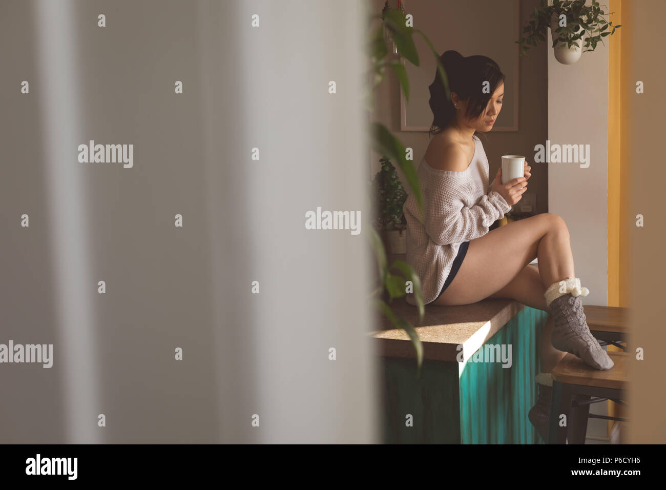 Woman having coffee at home Banque D'Images