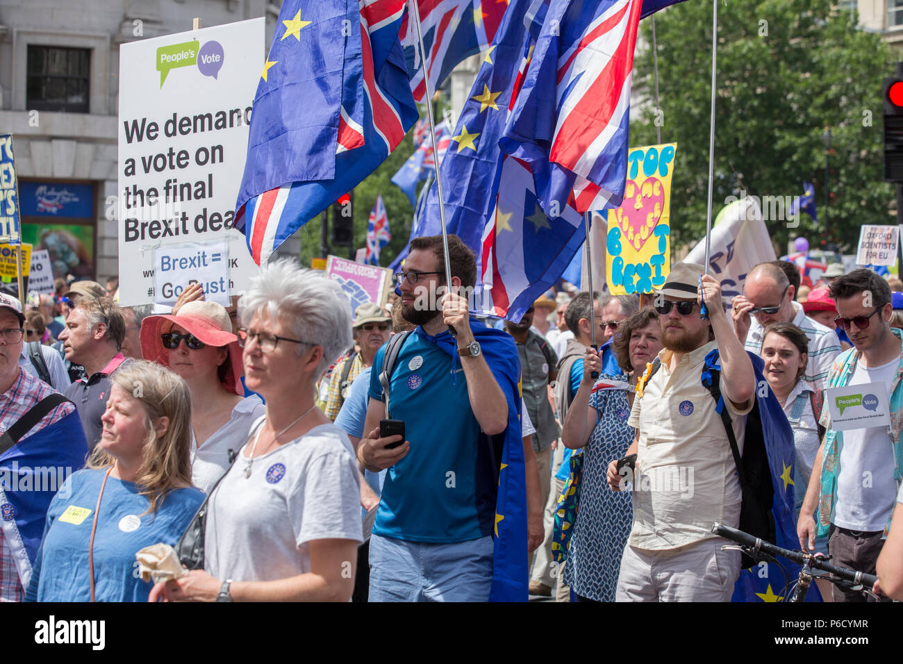 Vote du peuple de protestation anti-Brexit : environ 100 000 mars à la place du Parlement le 23 juin 2018, deux ans après l'Brexit vote référendaire. Banque D'Images