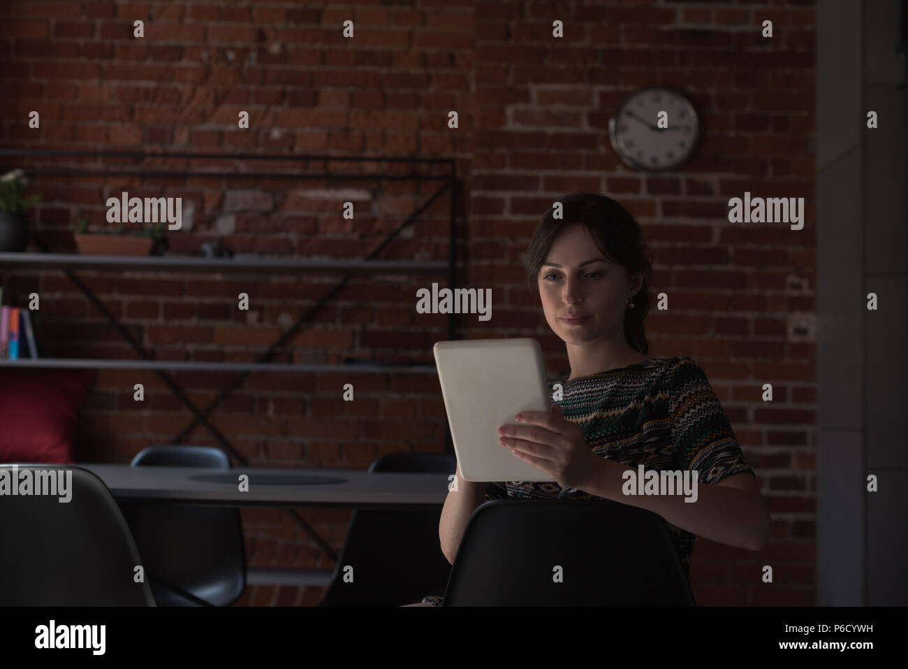 Female executive using digital tablet Banque D'Images
