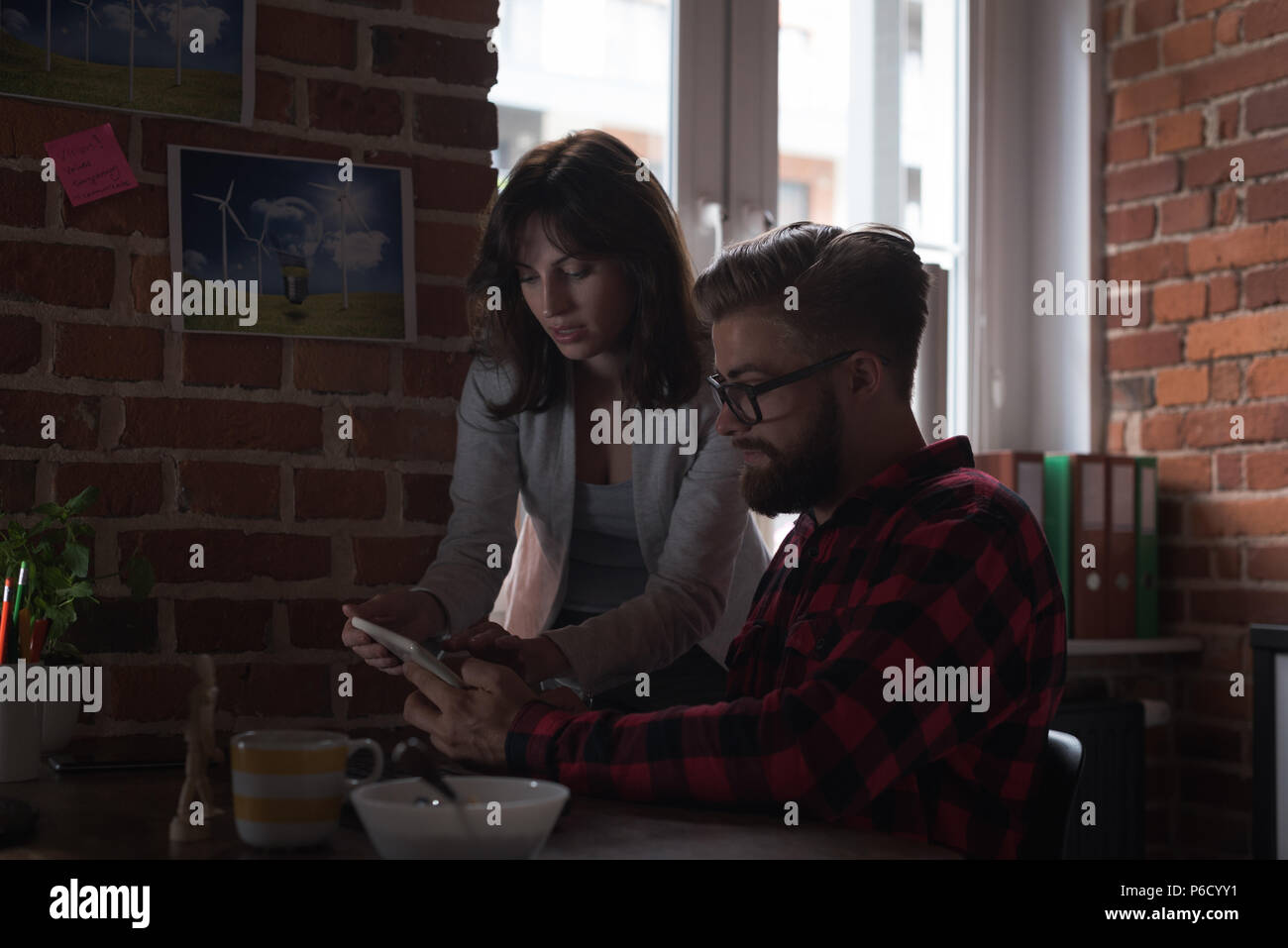 Les cadres masculins et féminins au cours digital tablet Banque D'Images