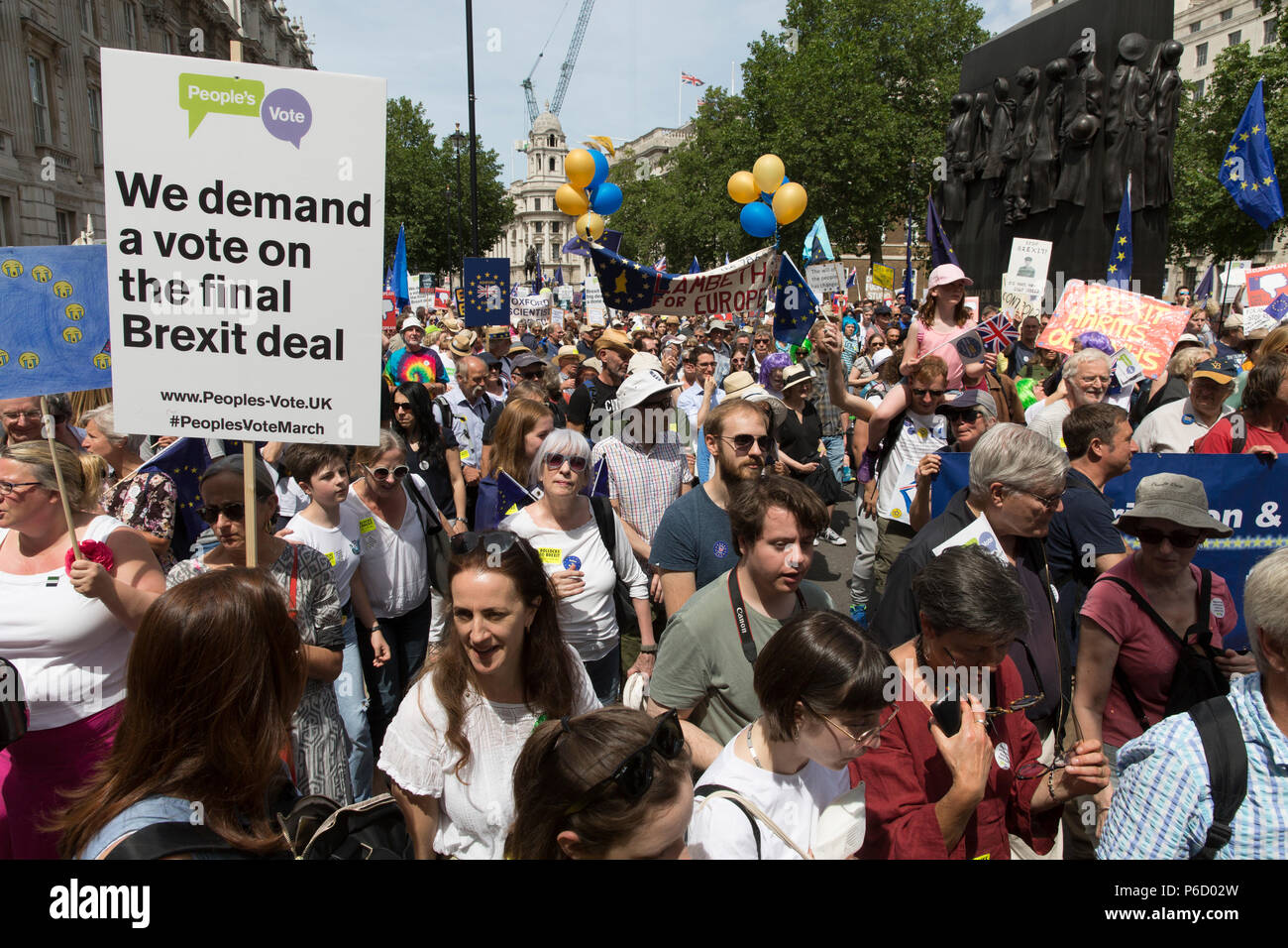 Vote du peuple de protestation anti-Brexit : environ 100 000 mars à la place du Parlement le 23 juin 2018, deux ans après l'Brexit vote référendaire. Banque D'Images