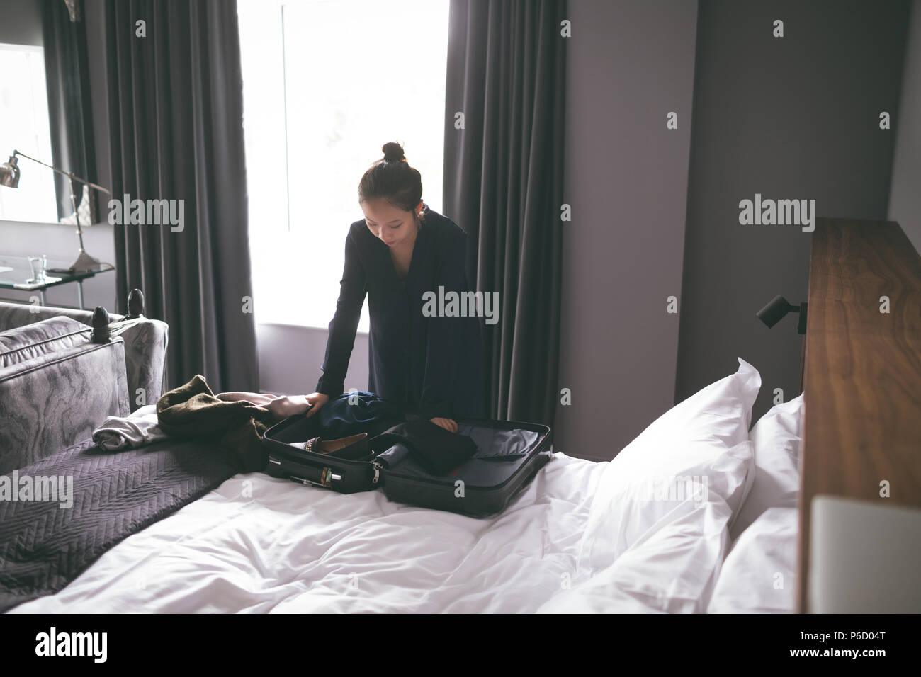 Woman packing son sac Banque D'Images