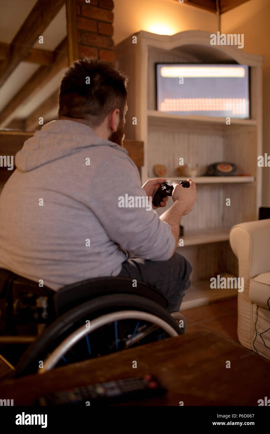 Mobilité man playing video games Banque D'Images