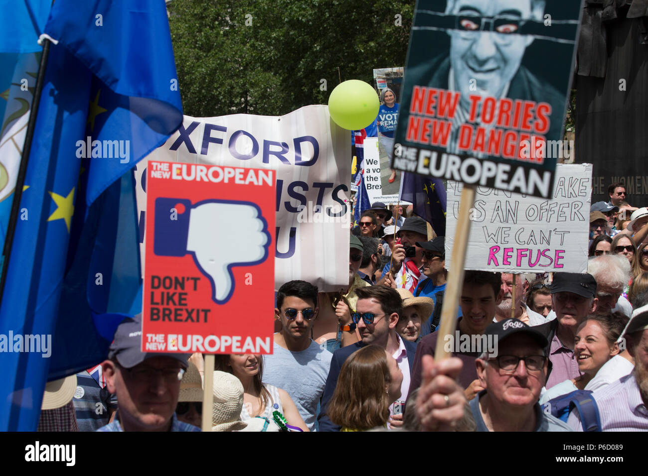 Vote du peuple de protestation anti-Brexit : environ 100 000 mars à la place du Parlement le 23 juin 2018, deux ans après l'Brexit vote référendaire. Banque D'Images
