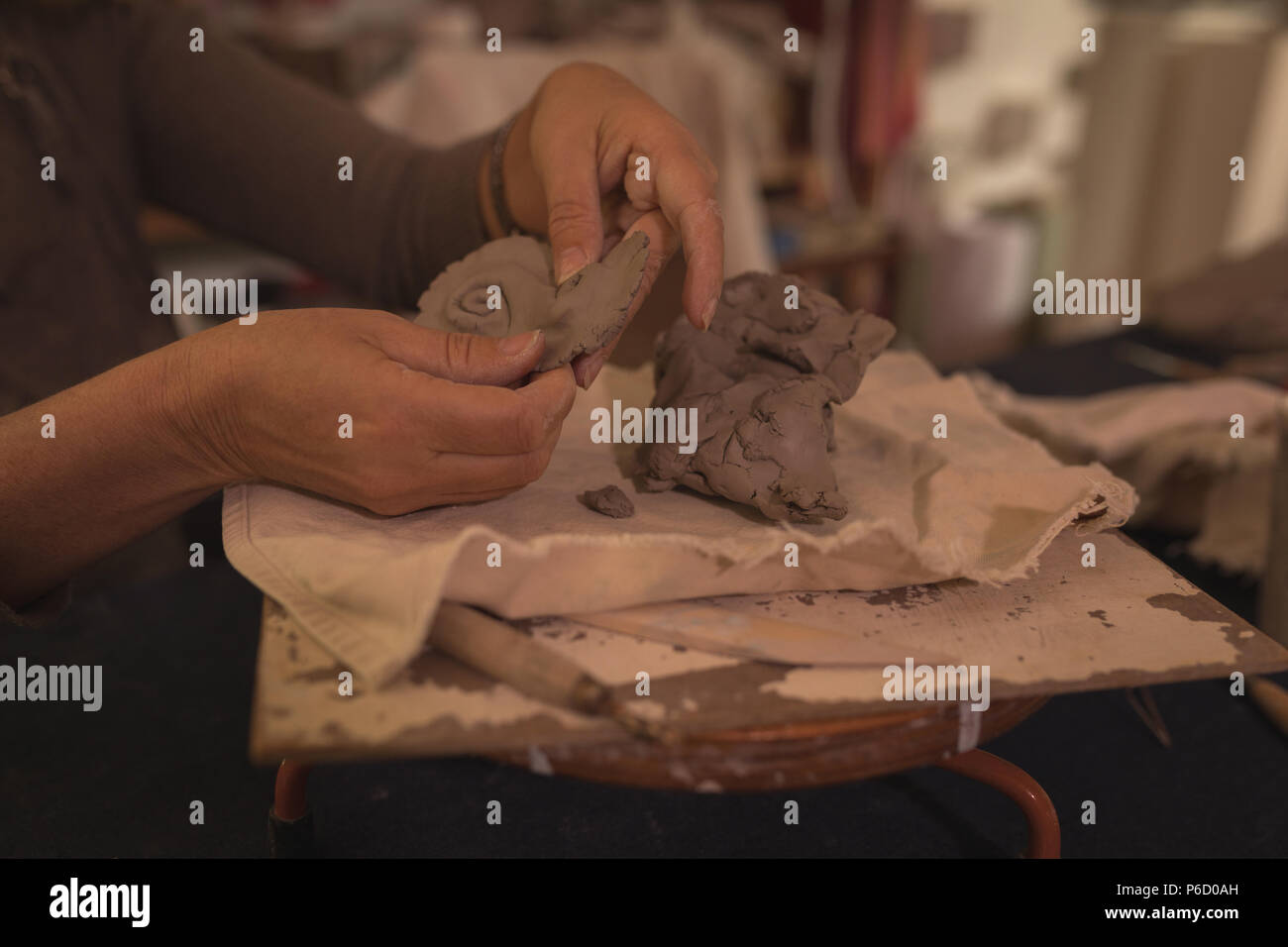Moulage d'un potter femelle à la maison d'argile Banque D'Images