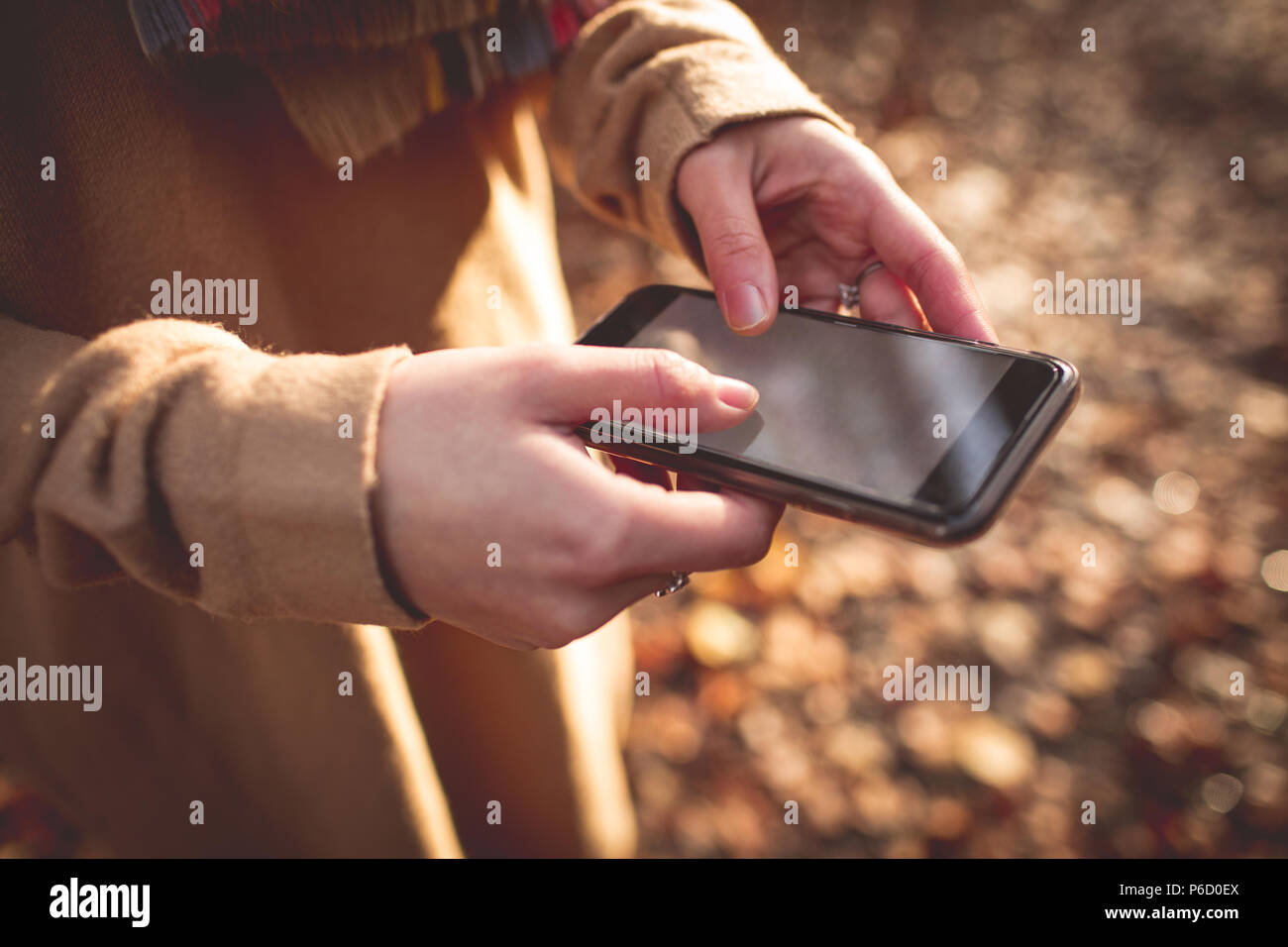 Mid section of woman using mobile phone Banque D'Images