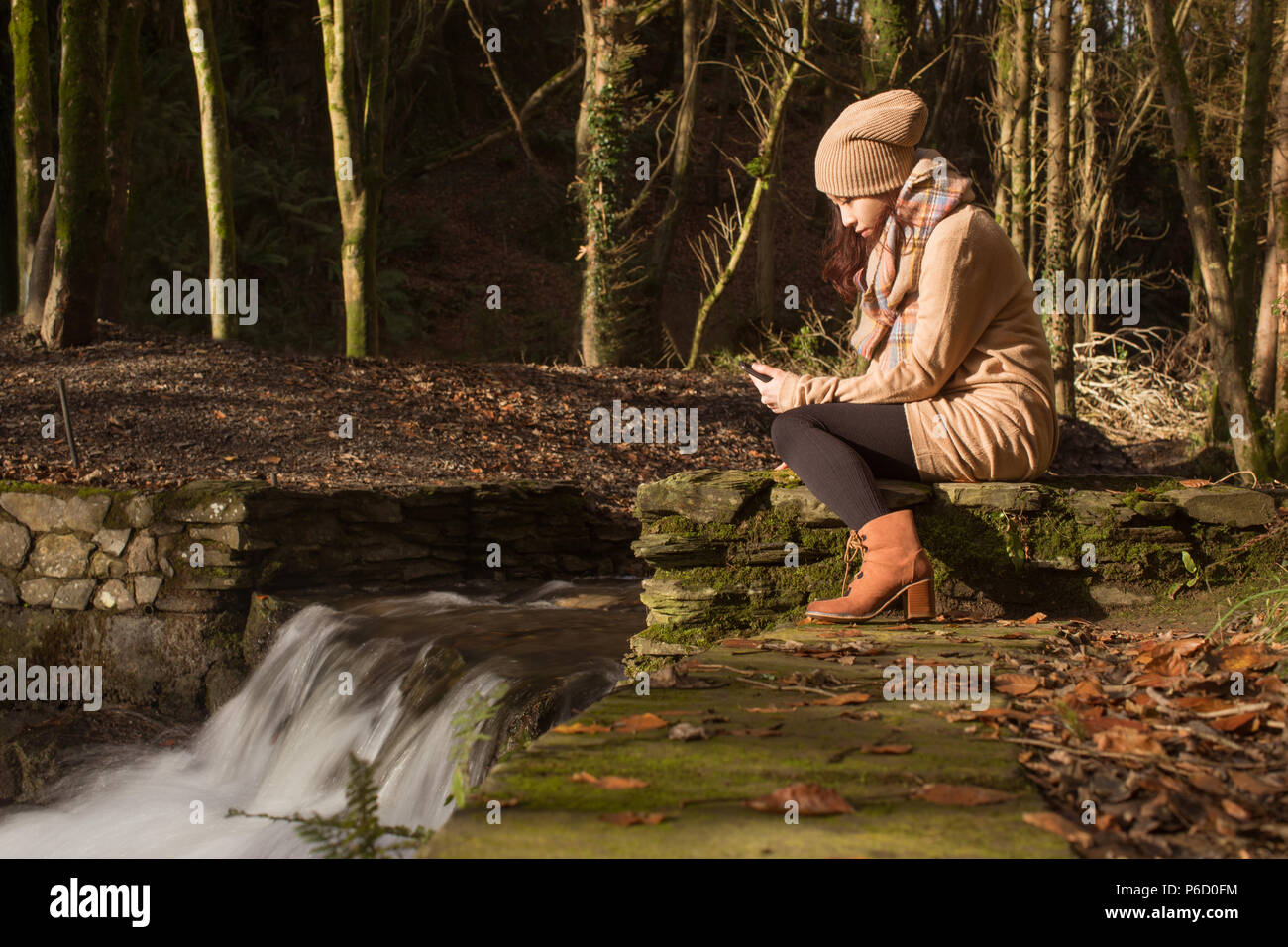 Beautiful woman using mobile phone Banque D'Images