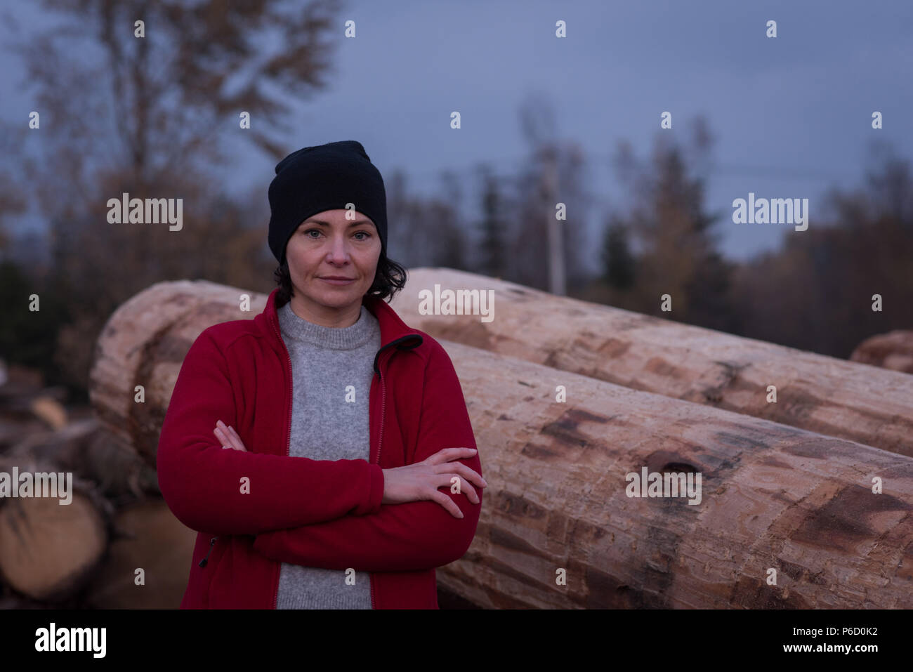 Portrait of woman standing with arms crossed Banque D'Images