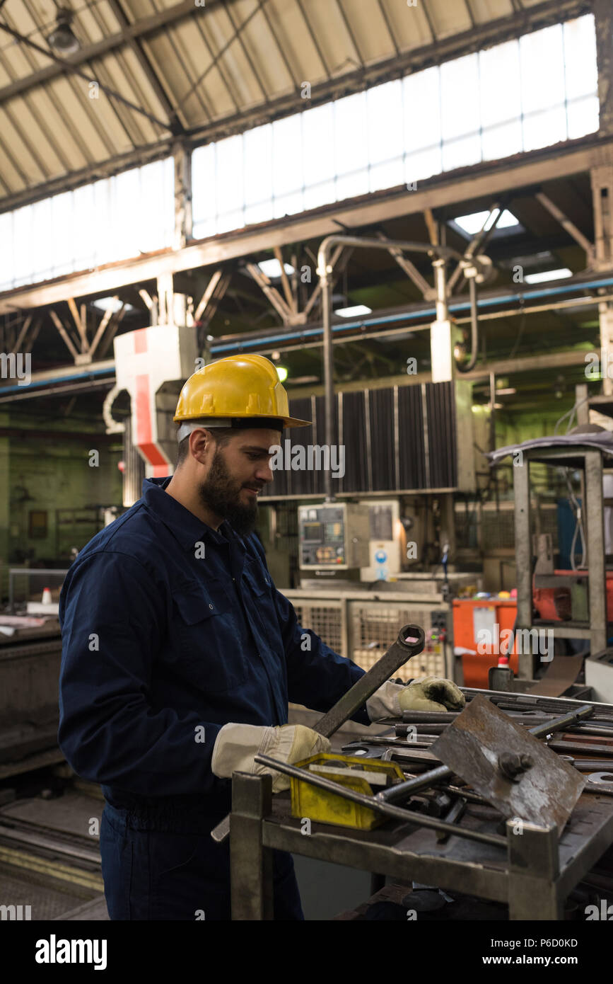 Technicien dans la coupe du métal vêtements de protection Banque D'Images