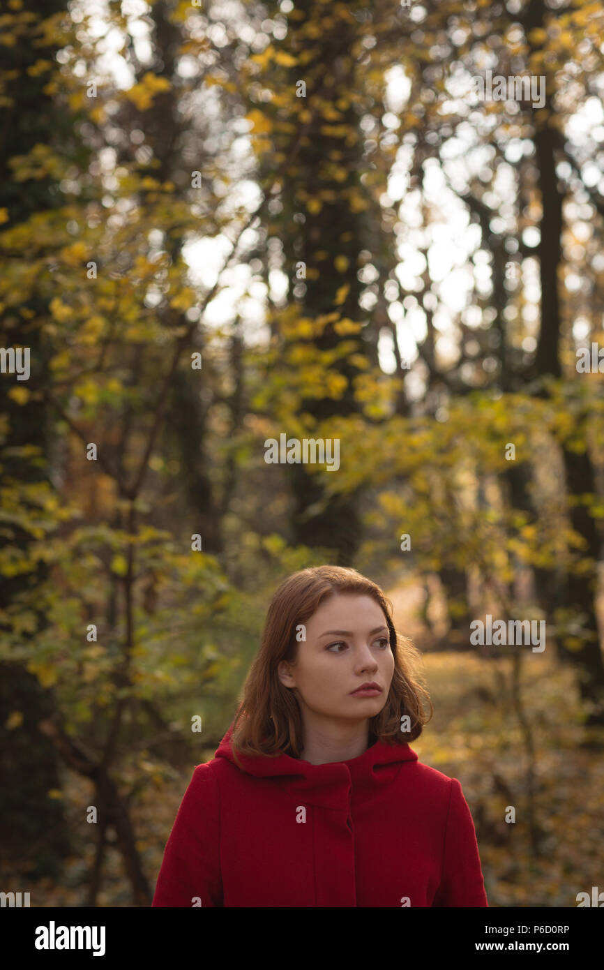 Femme debout dans le parc Banque D'Images