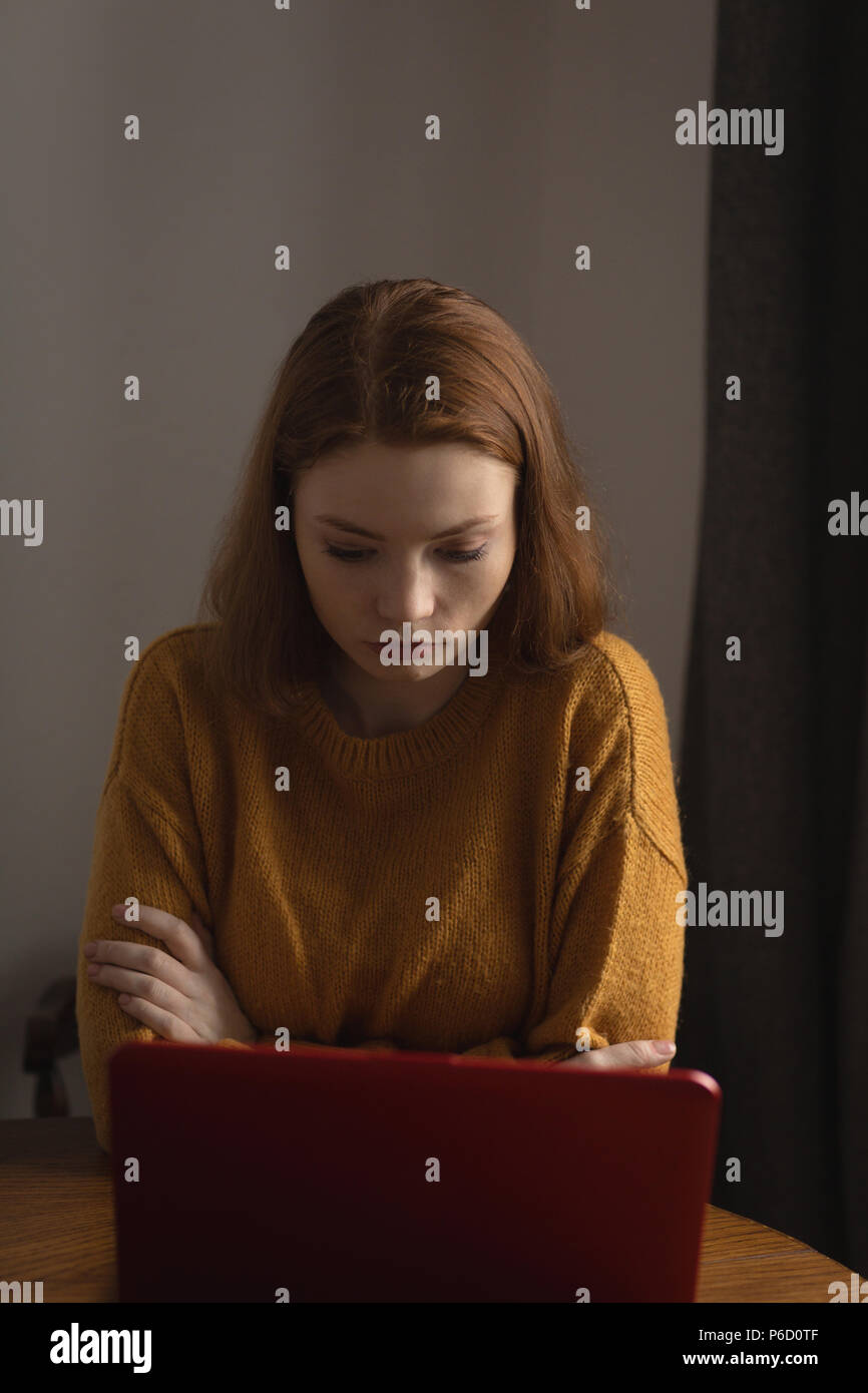 Woman using laptop at home Banque D'Images