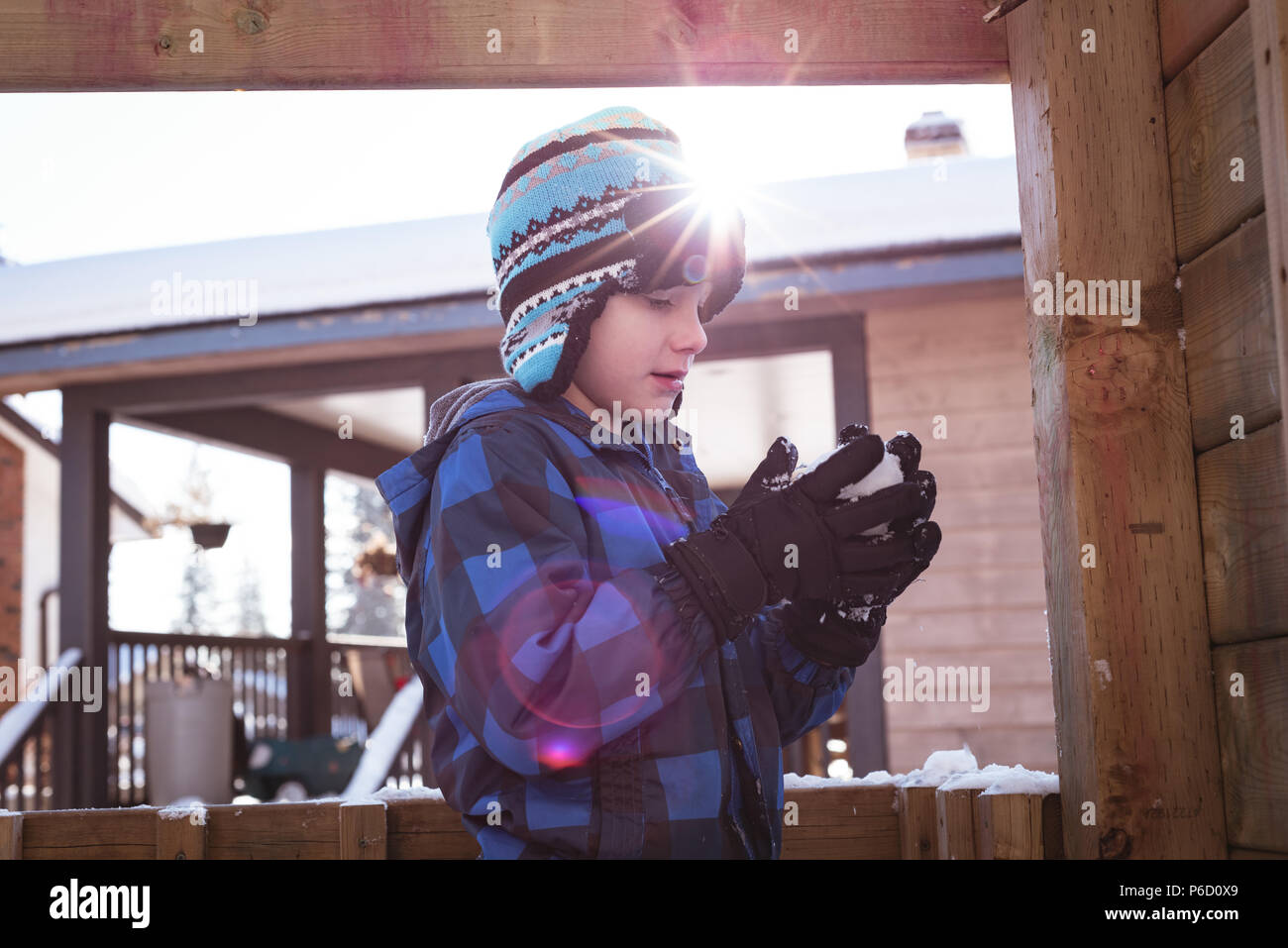 Cute boy holding snowball Banque D'Images