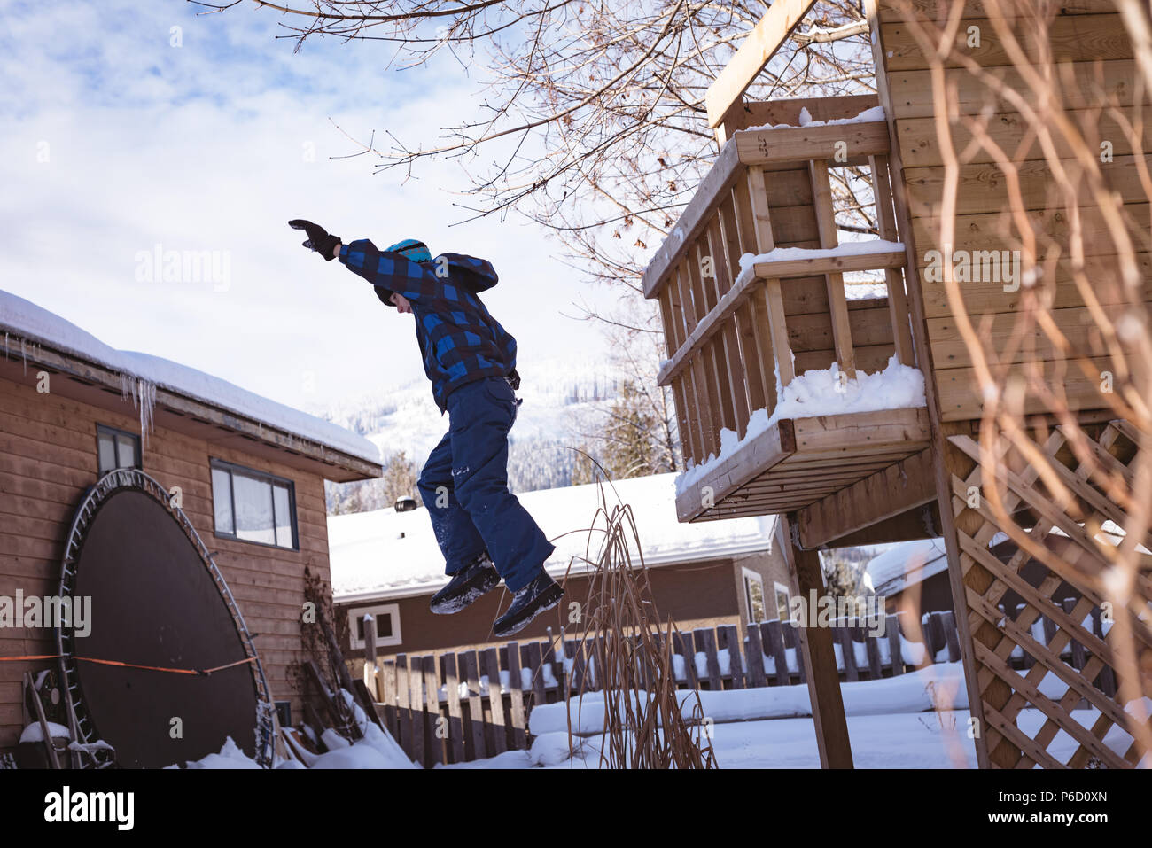 Garçon jouant dans la neige aire de jeux couverte Banque D'Images