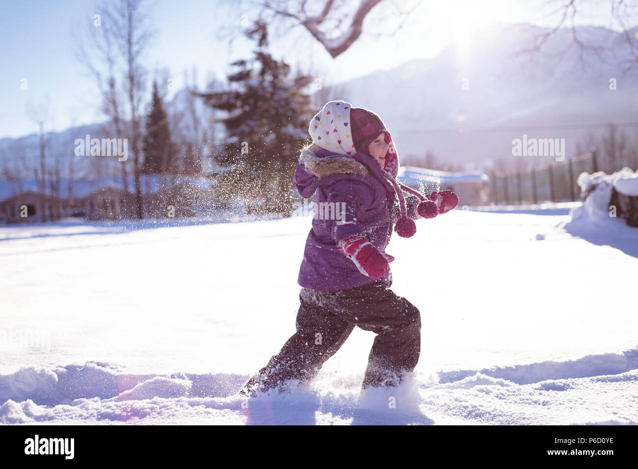 Carefree girl walking in snow Banque D'Images