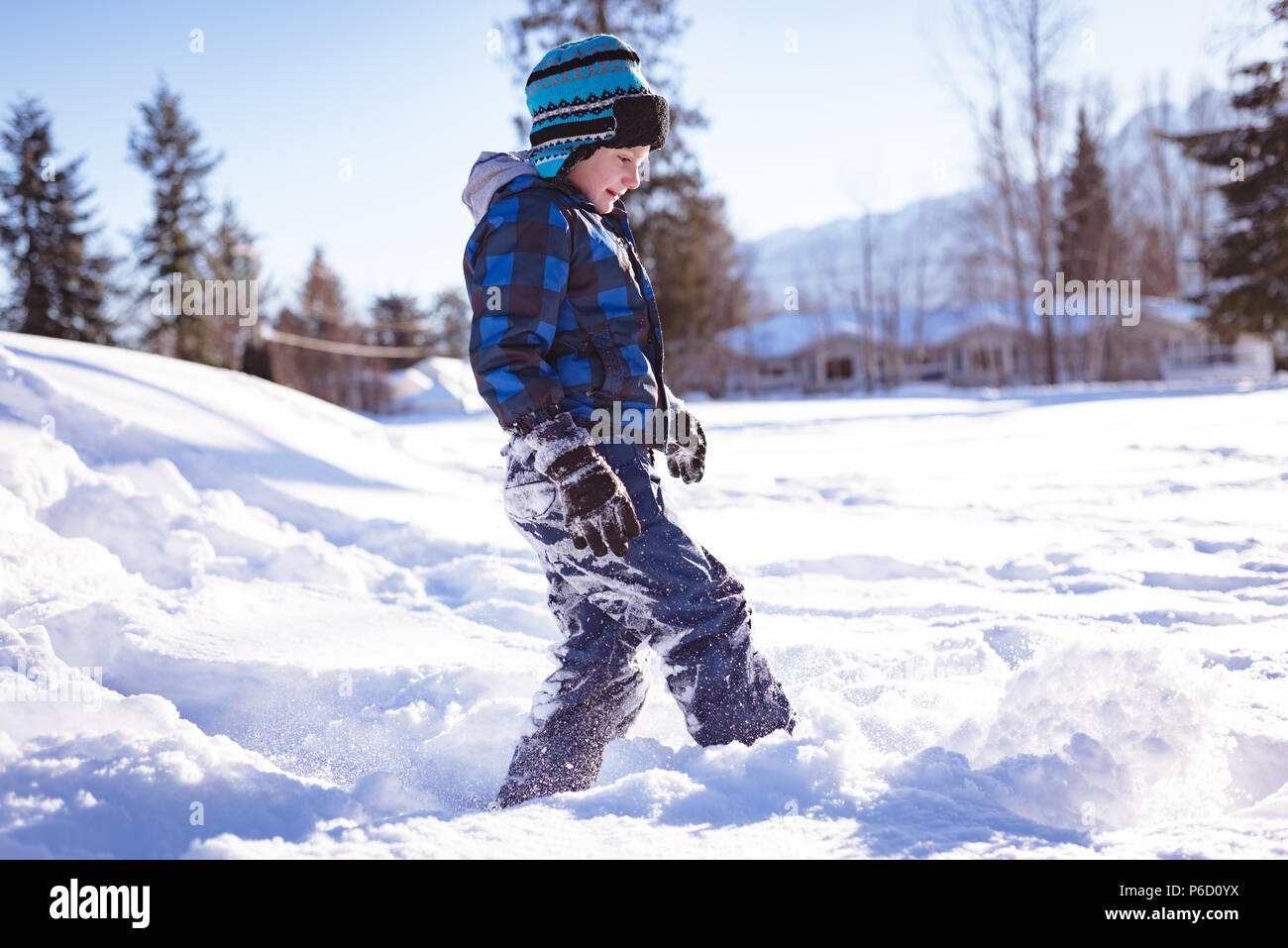 Cute girl playing in snow Banque D'Images