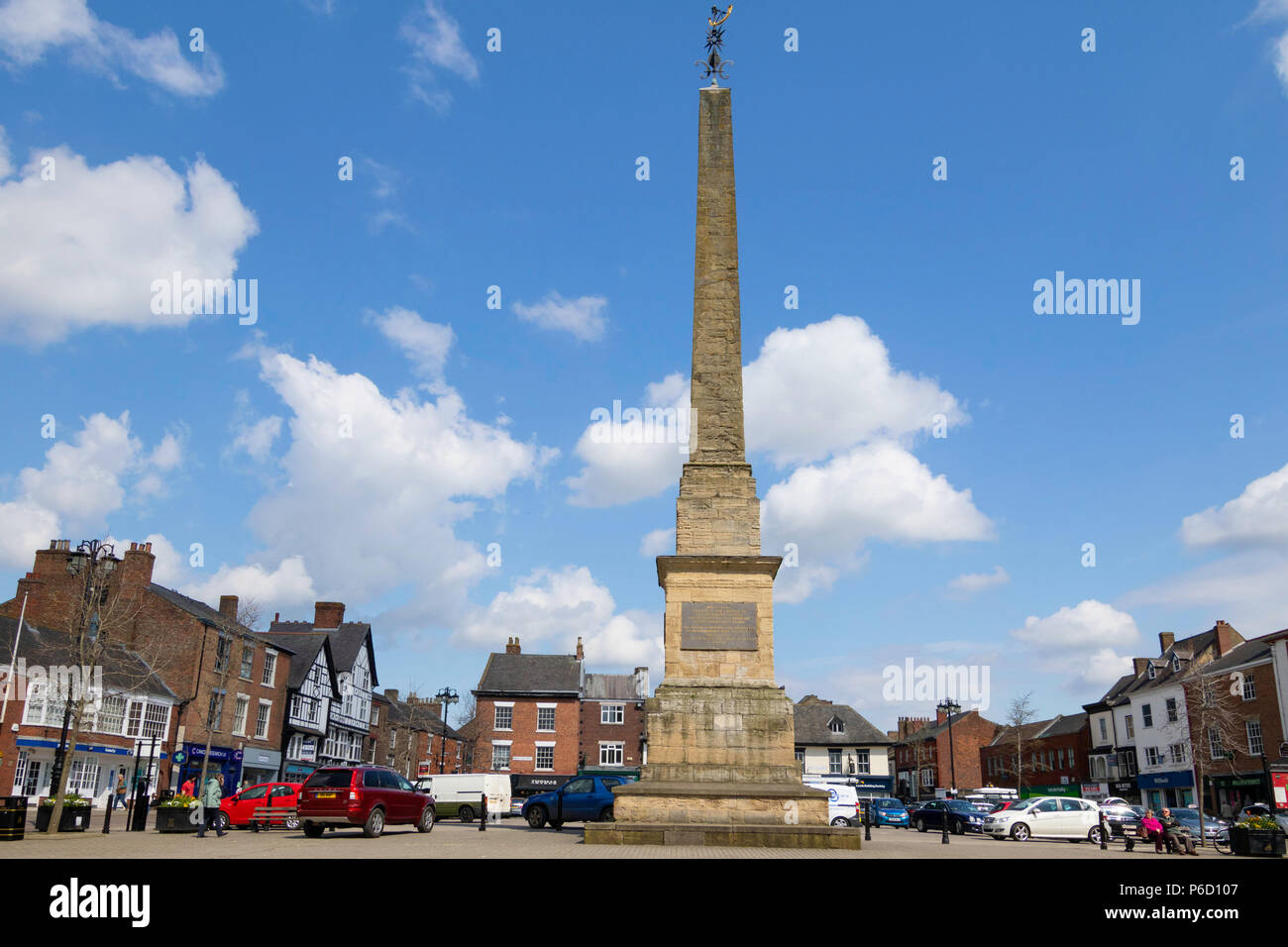 Grand obélisque sur la place du marché à Ripon, dans le North Yorkshire, en Angleterre, au Royaume-Uni. Banque D'Images