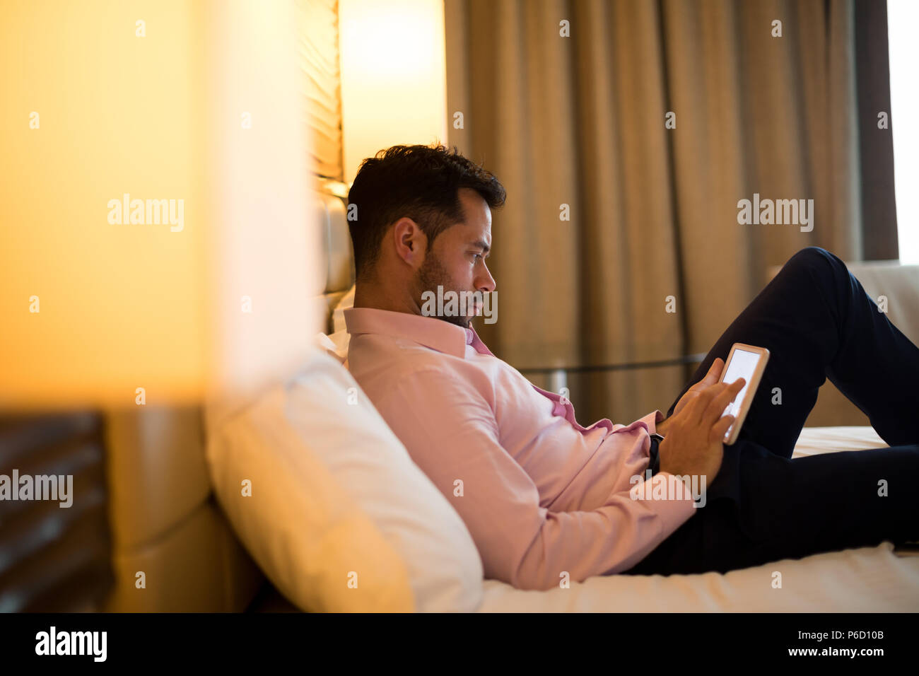 Businessman using digital tablet Banque D'Images