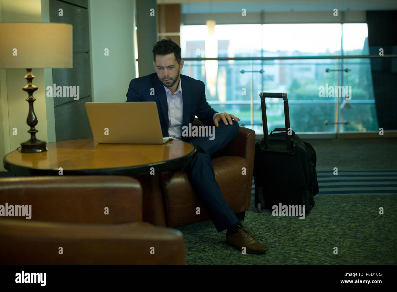 Businessman using laptop Banque D'Images