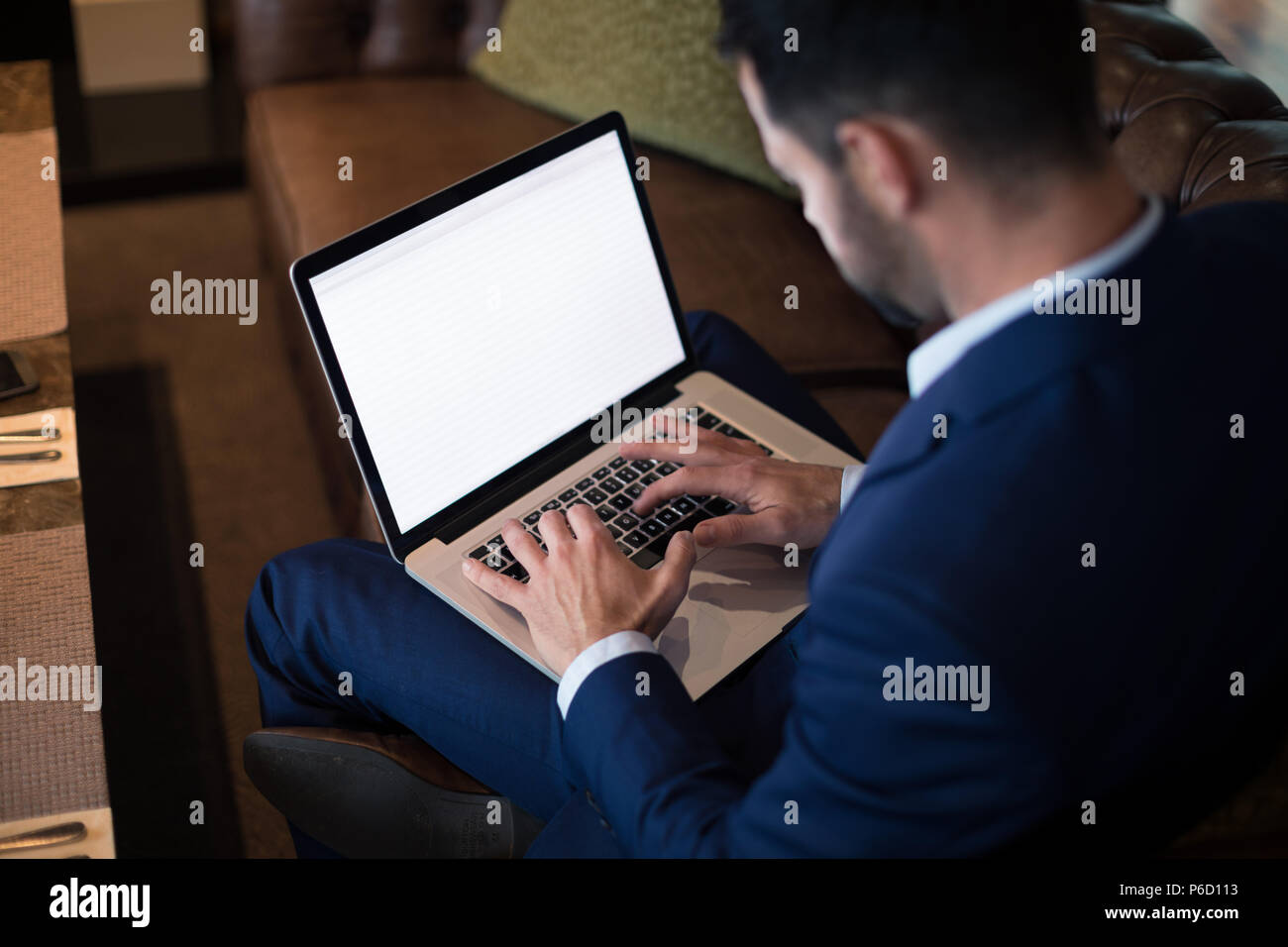 Businessman using laptop Banque D'Images