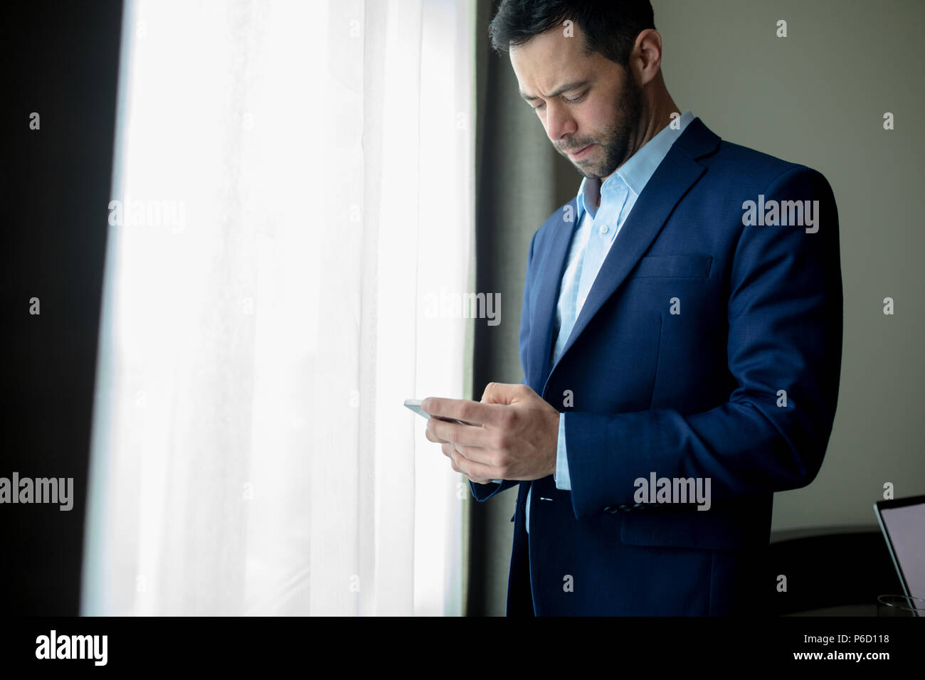 Businessman using mobile phone Banque D'Images