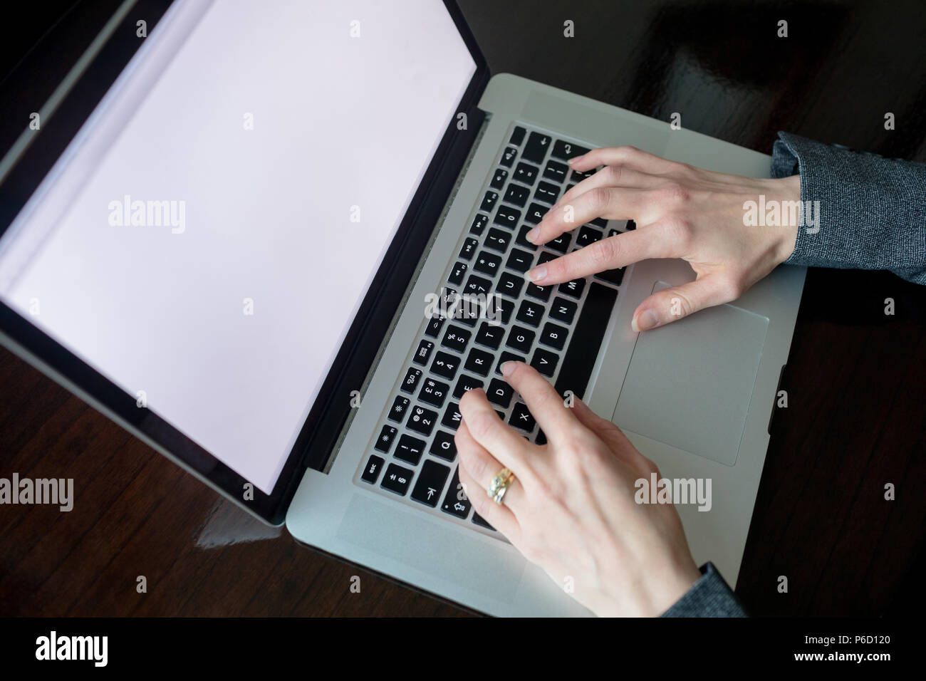 Businesswoman using laptop in hotel Banque D'Images