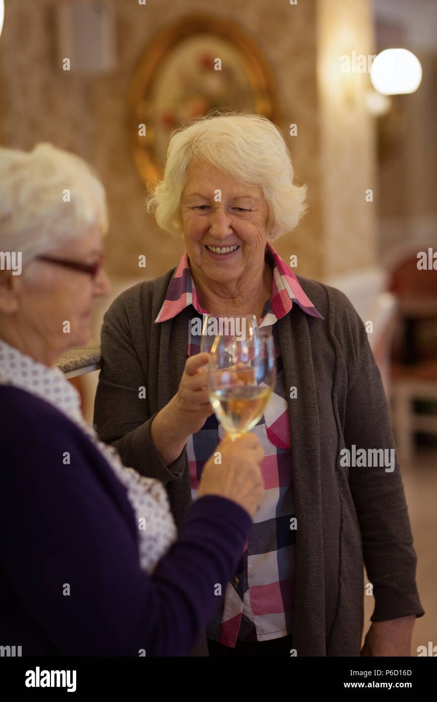 Senior friends toasting verres de vin Banque D'Images