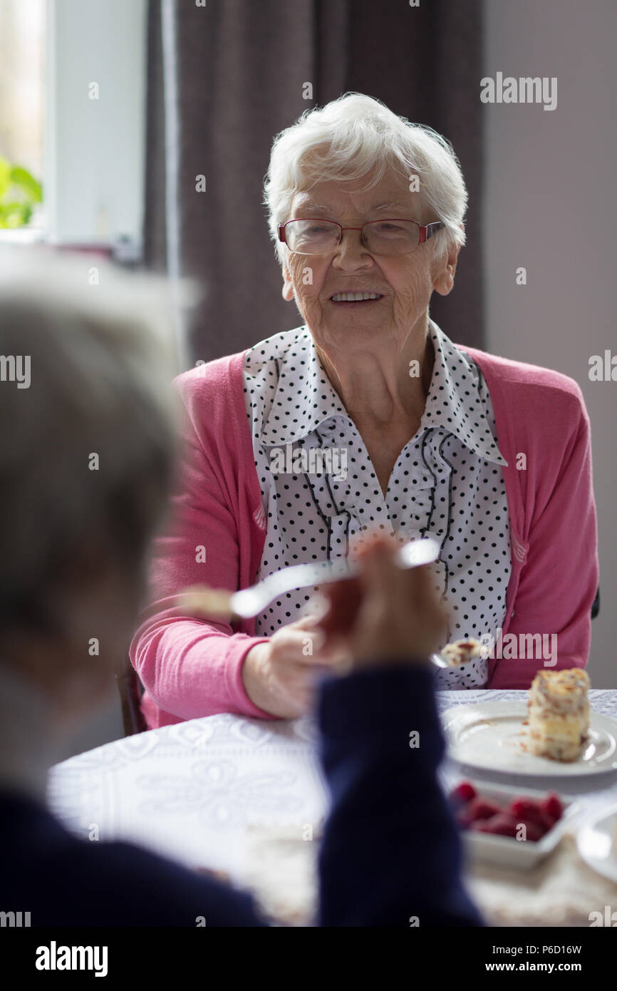 Senior friends interagissant les uns les autres sorcières pendant le petit-déjeuner Banque D'Images