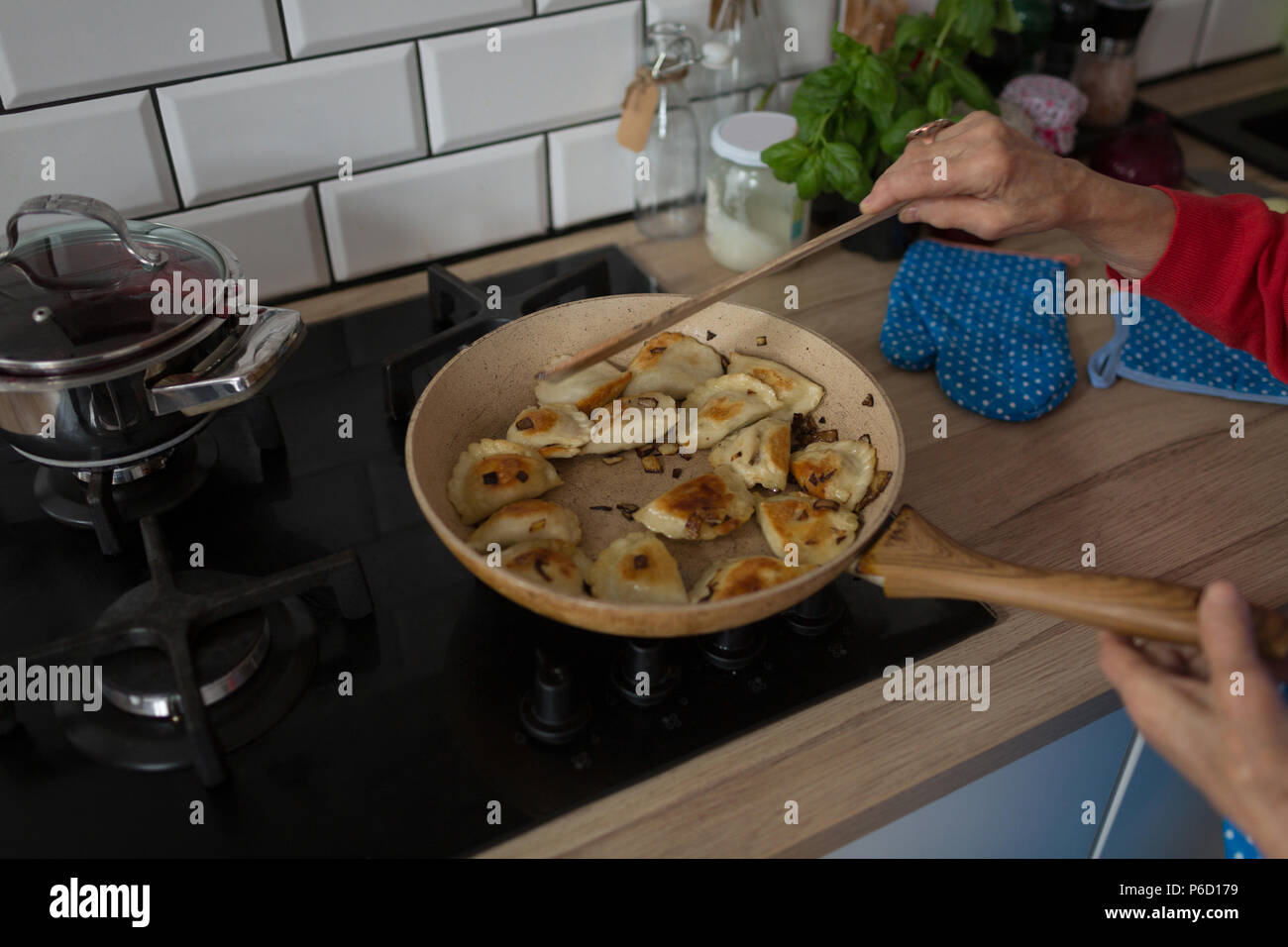 Senior woman la cuisson des aliments dans la cuisine Banque D'Images