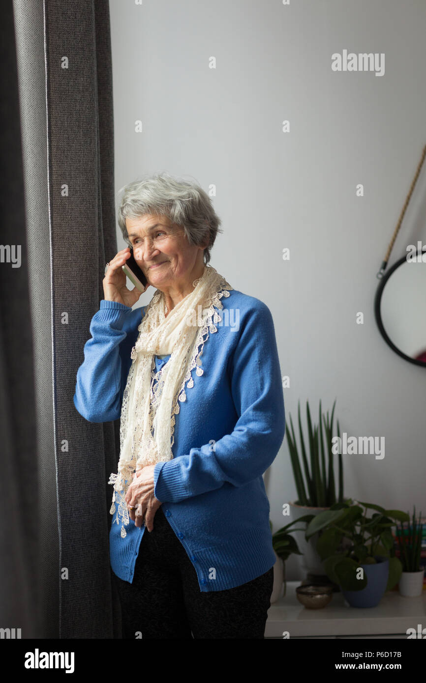 Senior Woman talking on mobile phone Banque D'Images