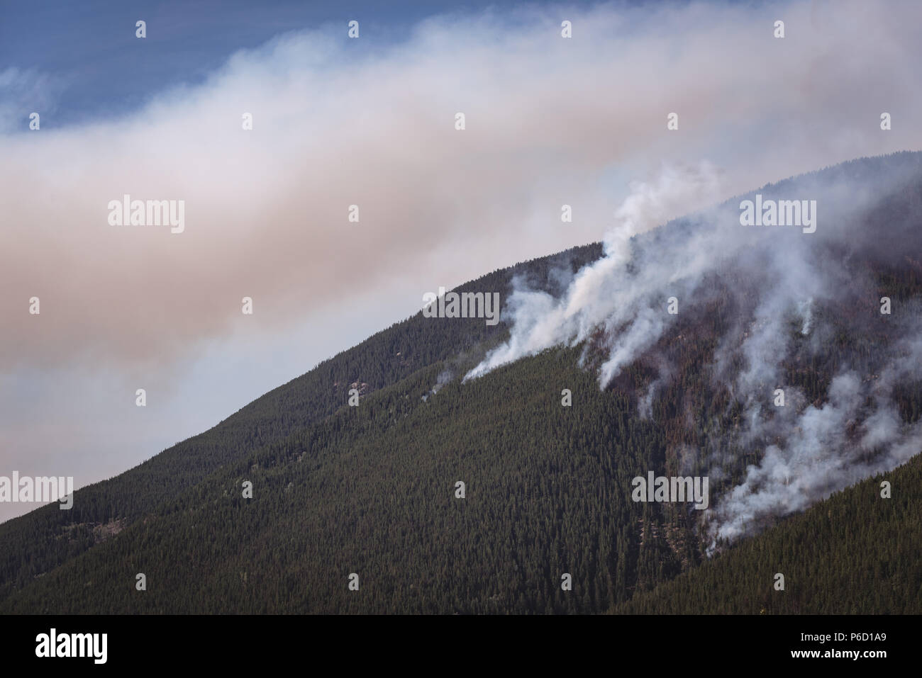 Montagnes de nuages sur une journée ensoleillée Banque D'Images