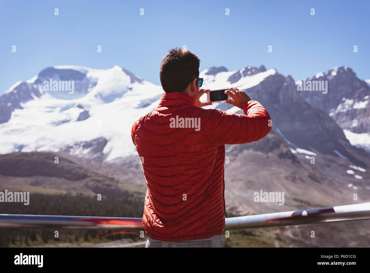 Man taking photo with mobile phone Banque D'Images