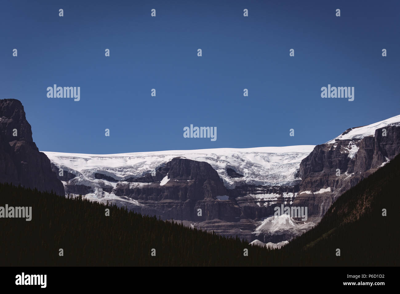 Montagnes enneigées sur une journée ensoleillée Banque D'Images