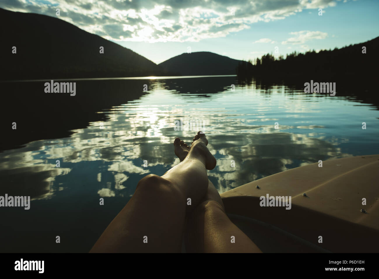 Man relaxing on boat dans un lac Banque D'Images