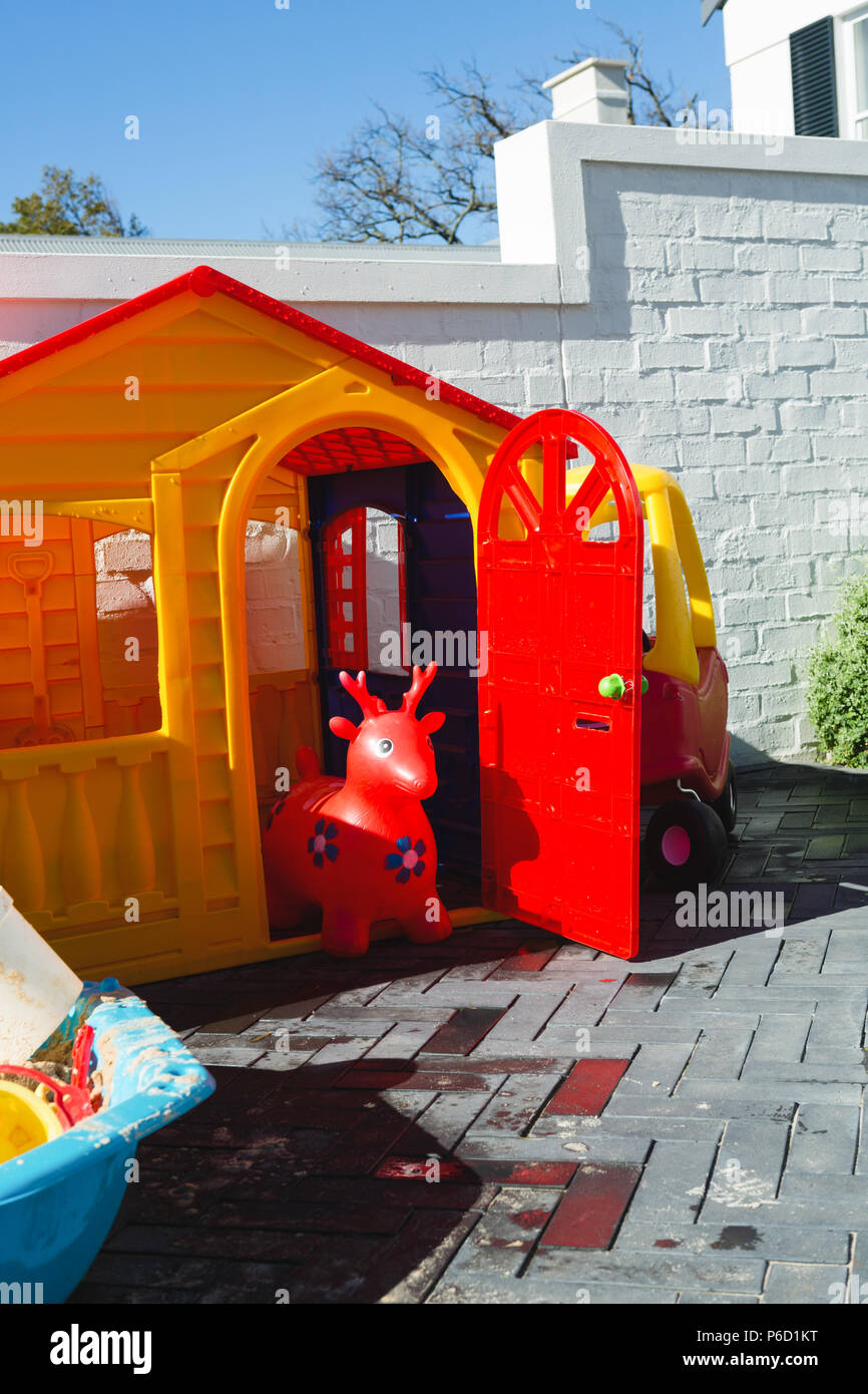 Toy house sur une journée ensoleillée Banque D'Images