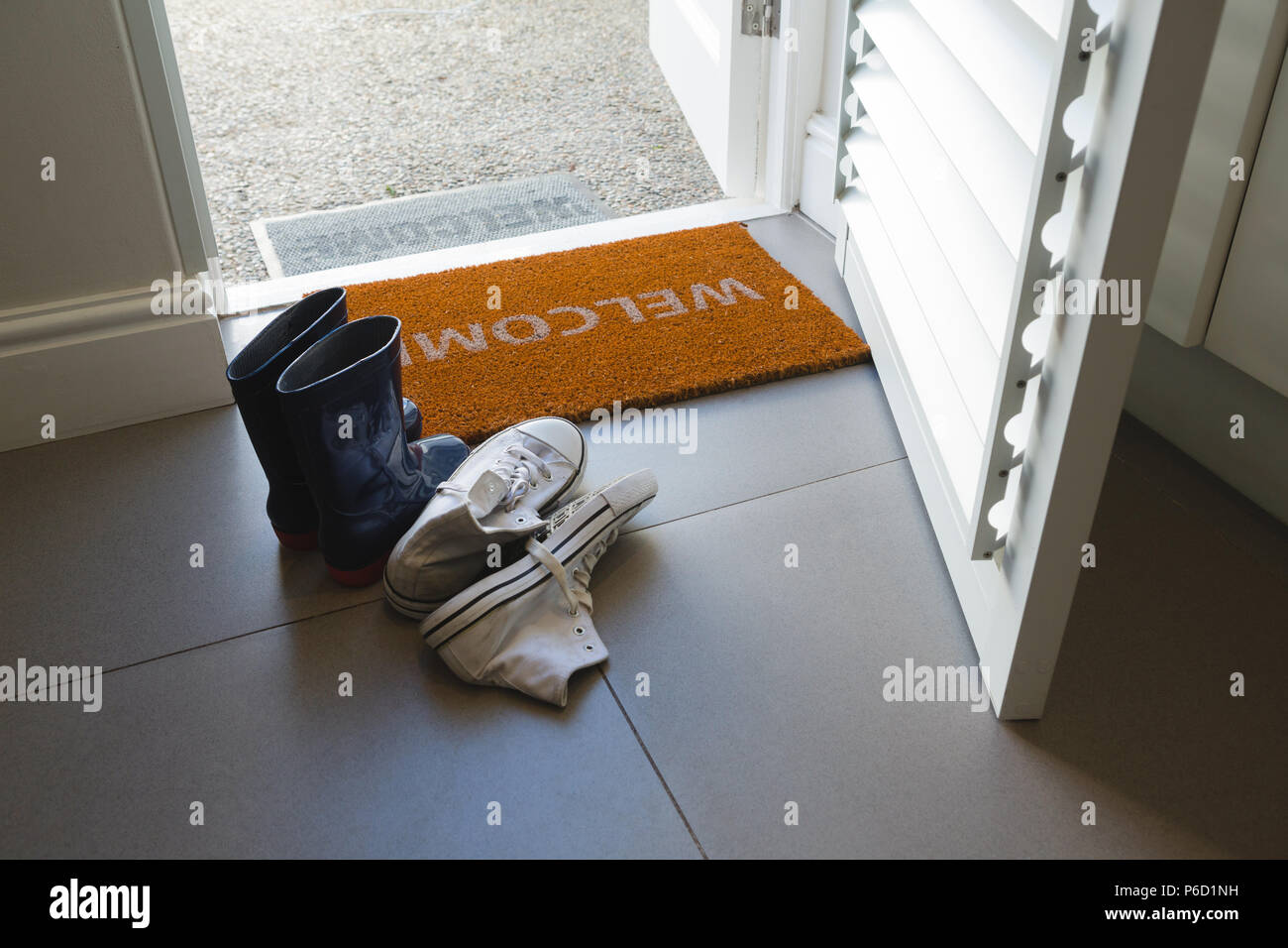 Chaussures divers conservés sur un tapis de porte Banque D'Images