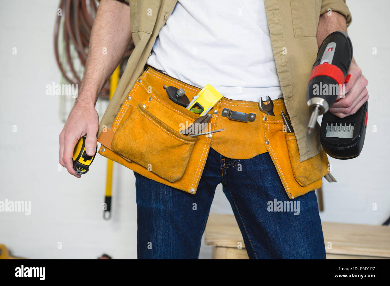 Male carpenter avec ceinture d'outils dans l'atelier Banque D'Images