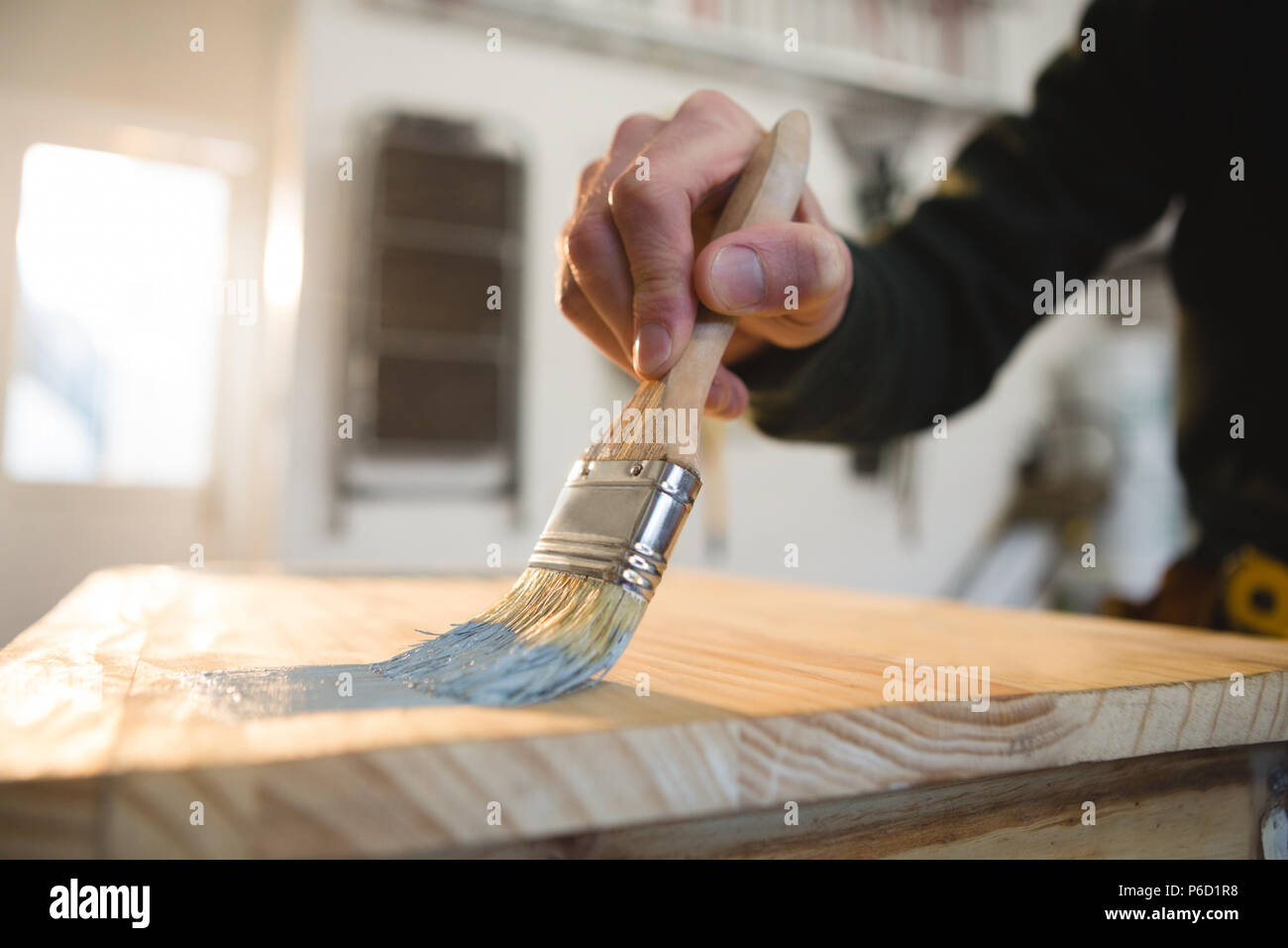 Male carpenter peinture d'un tableau Banque D'Images