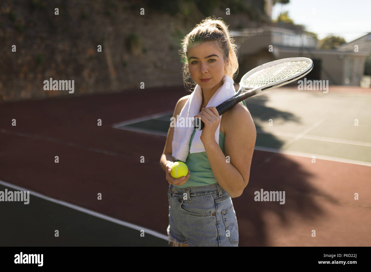 Woman holding raquette et balle de tennis sur le court de tennis Banque D'Images