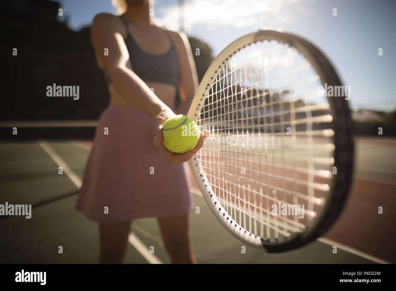 Femme pratiquant le tennis dans le court de tennis Banque D'Images
