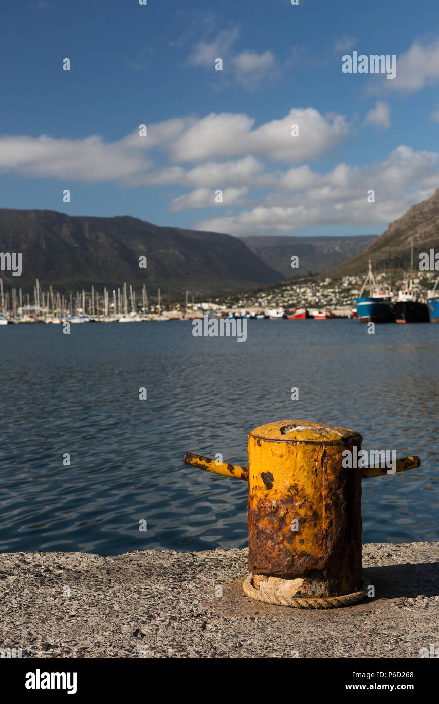Bollard at harbor sur une journée ensoleillée Banque D'Images