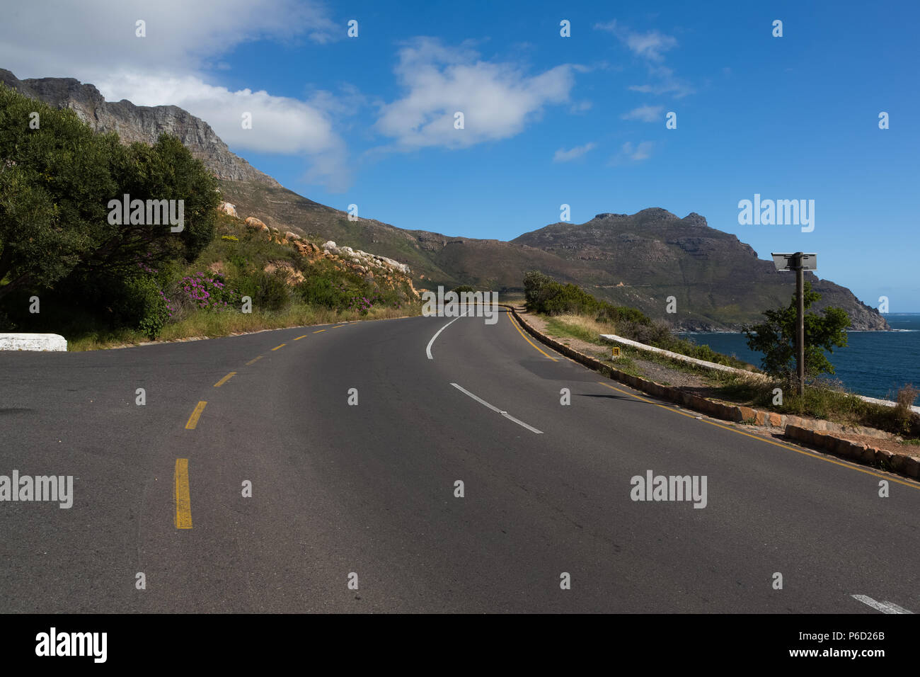 L'autoroute en pleine campagne sur une journée ensoleillée Banque D'Images