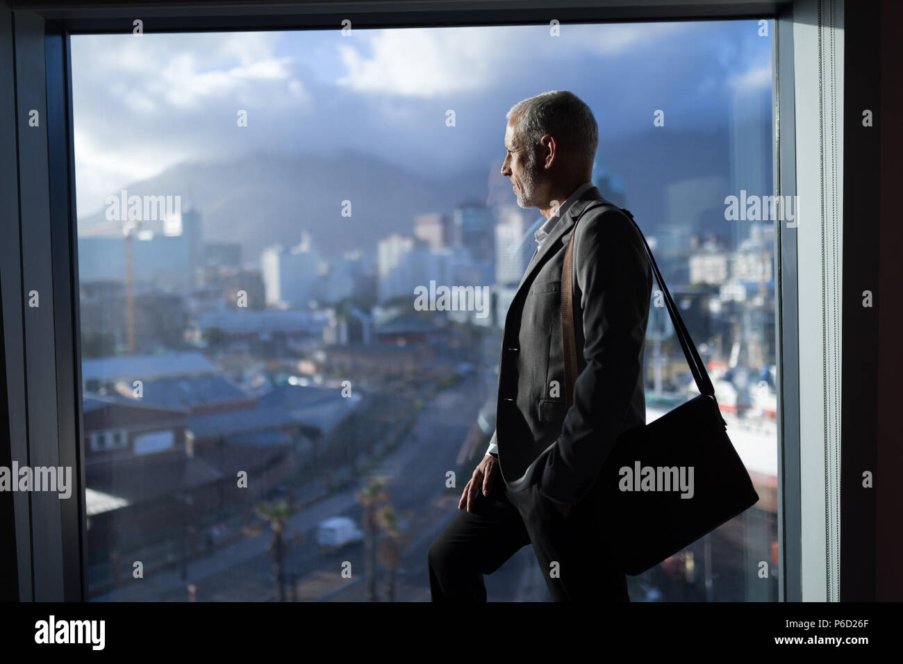 L'homme d'affaires à l'extérieur de la fenêtre Banque D'Images