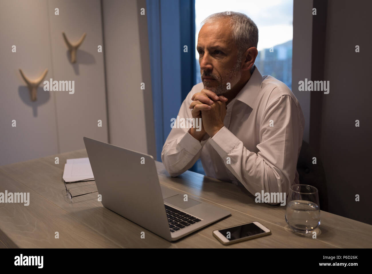 Businessman thinking profondément tout en sitting at desk Banque D'Images