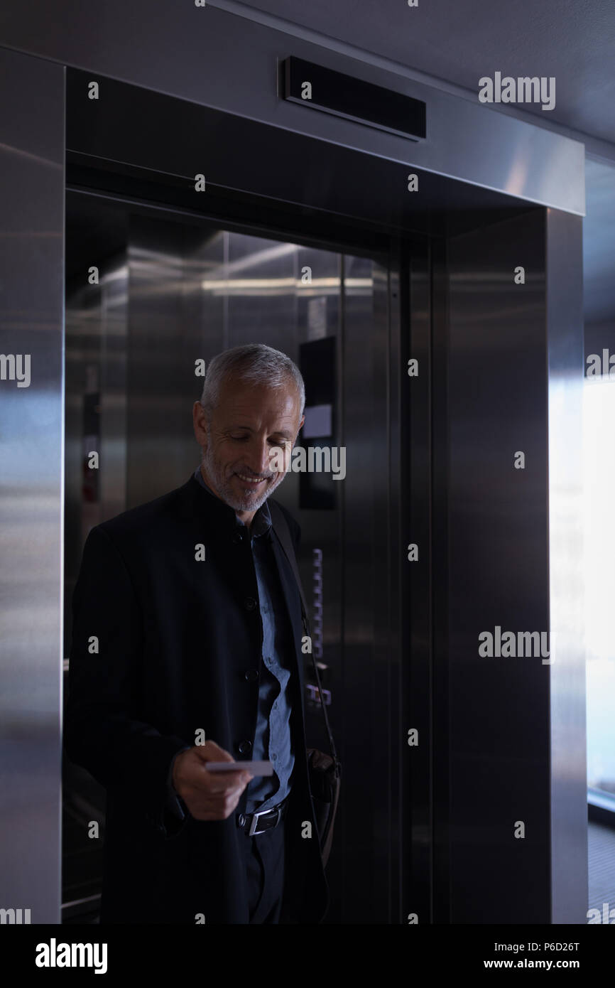 Businessman walking out l'ascenseur Banque D'Images