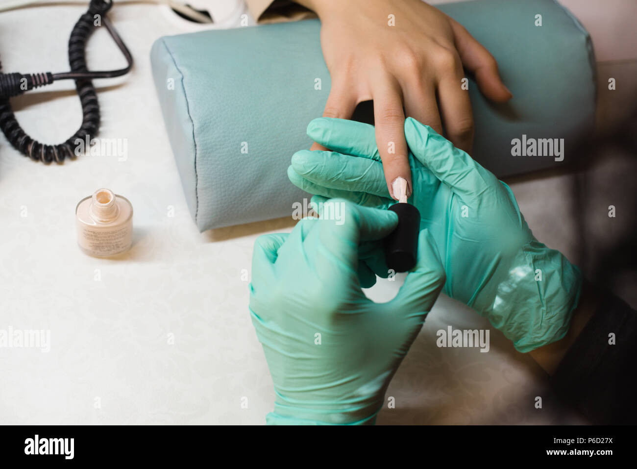 Traitement manucure beauté donnant à la clientèle féminine Banque D'Images
