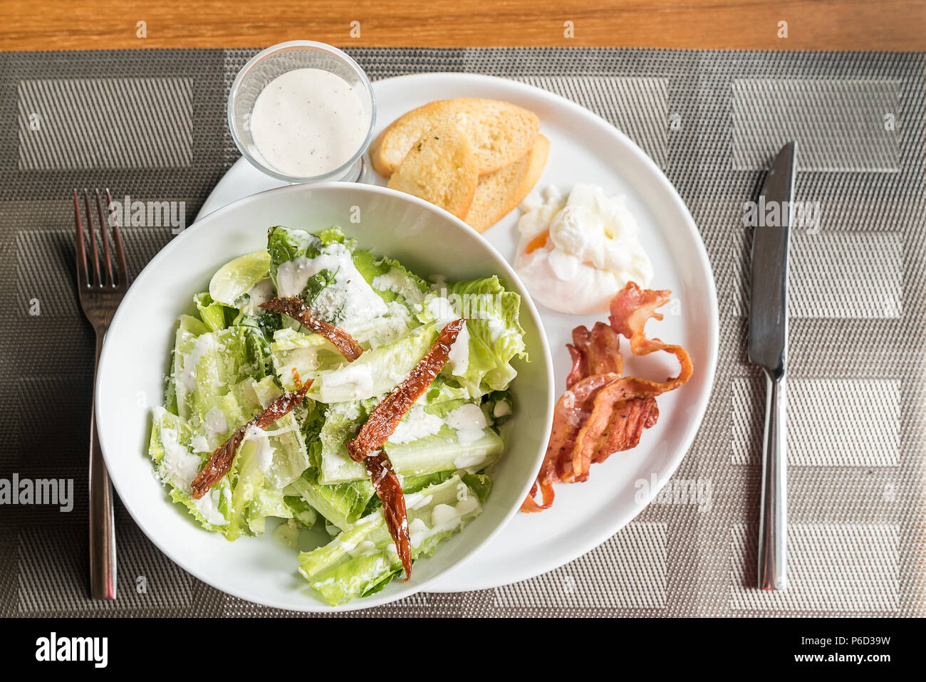 Servi avec salade césar au bacon croustillant et pocher egg Banque D'Images