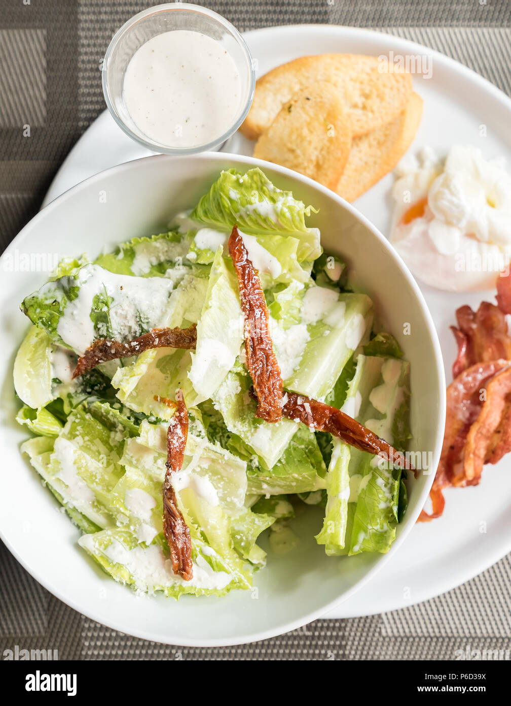 Servi avec salade césar au bacon croustillant et pocher egg Banque D'Images