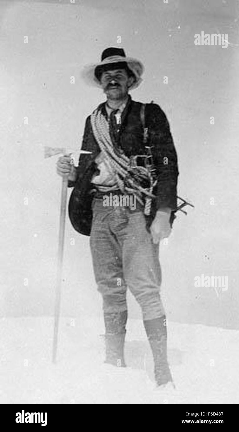 . Anglais : H. M. Sarvant avec piolet et corde en haut du rocher de Gibraltar, sommet du Mont Rainier, ca. 1897 . Anglais : Maintenant situé à Mount Rainier National Park, qui a été créée en 1899. PH Coll 35,232 Sujets (LCTGM) : Montagne--Washington (État) Sujets (LCSH) : Sarvant, Henry M. ; Mount Rainier (Washington) ; les alpinistes--Washington (État) . vers 1897 53 Henry M Sarvant Banque D'Images