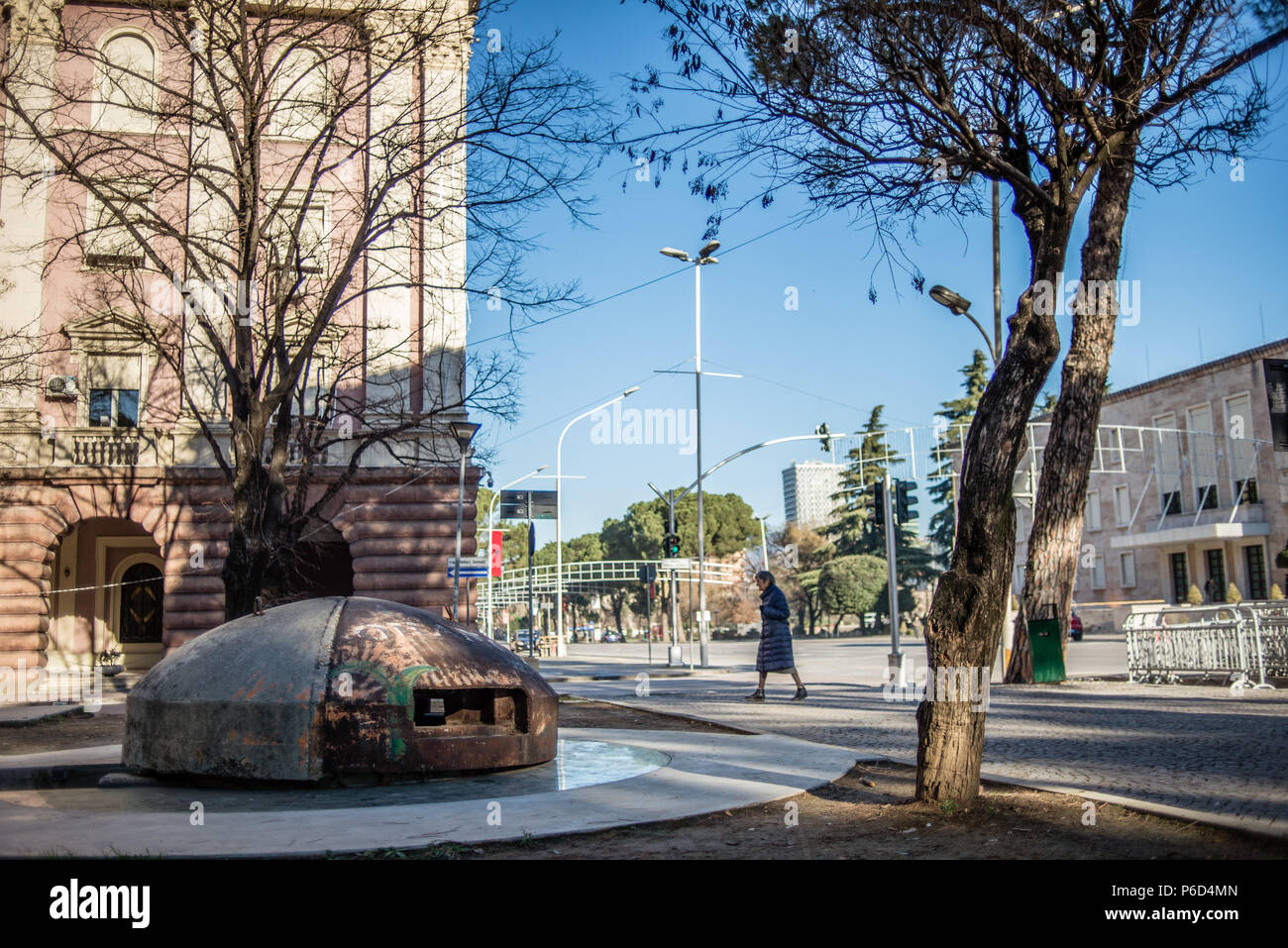 Un bunker en béton dans le parc de la ville de Tirana, Albanie Banque D'Images