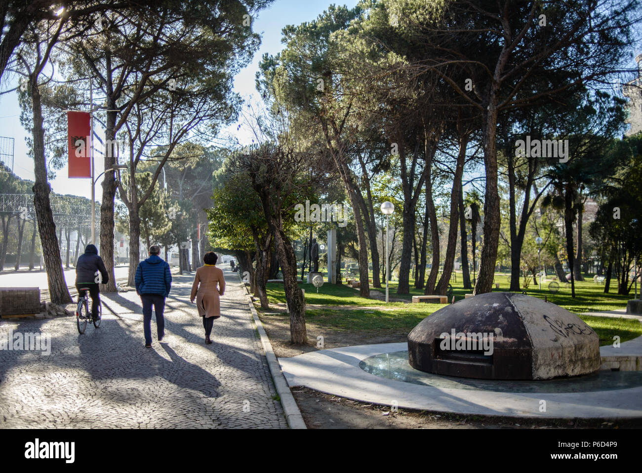 Un bunker en béton dans le parc de la ville de Tirana, Albanie Banque D'Images